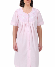 Miss Elaine Snap-Front Embroidered Seersucker Short Robe in Pink Delight