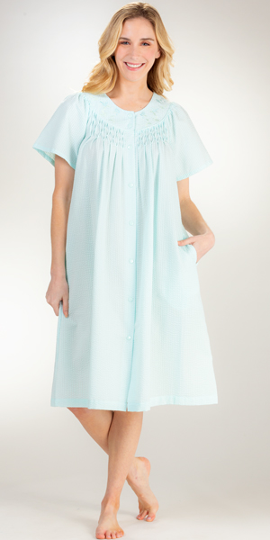 Miss Elaine (Size M) Short Snap-Front Smocked Seersucker Robe in Turquoise